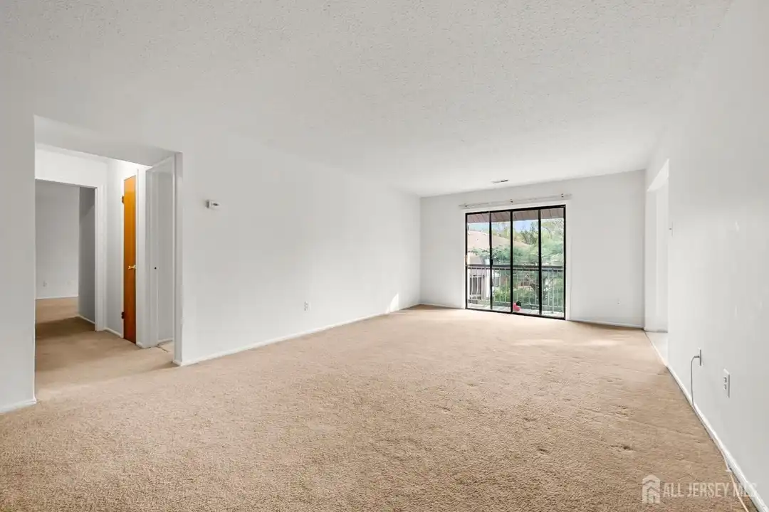 Apartment in Edison - View 3