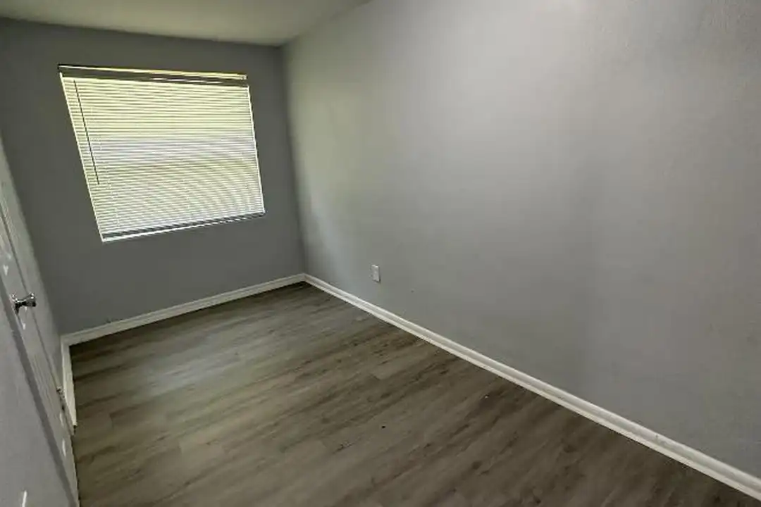 9050 7th Ave – pohled 6