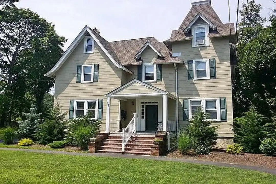 Fairfield Victorian South At Babylon Village – photo 1 of 2
