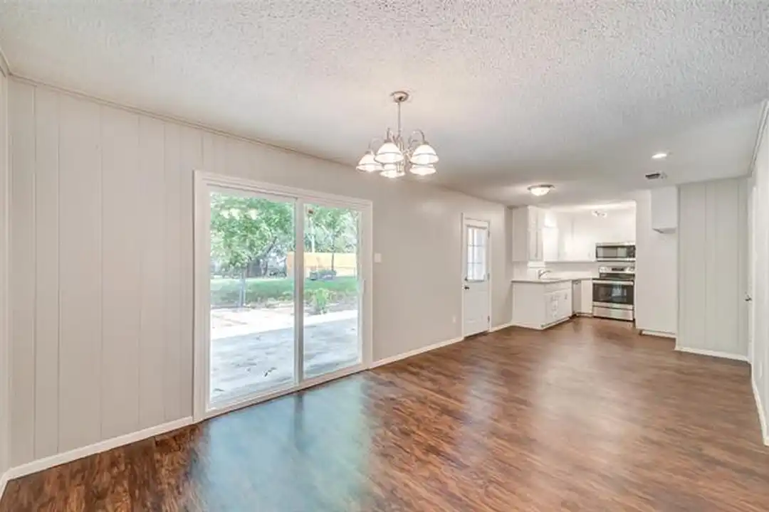 2833 Kingsbury Ave - More