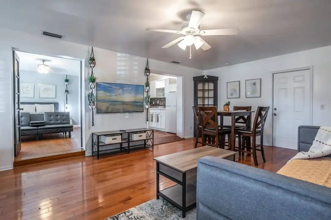 3120 Peel Ave unit 1094213P – pohled 3