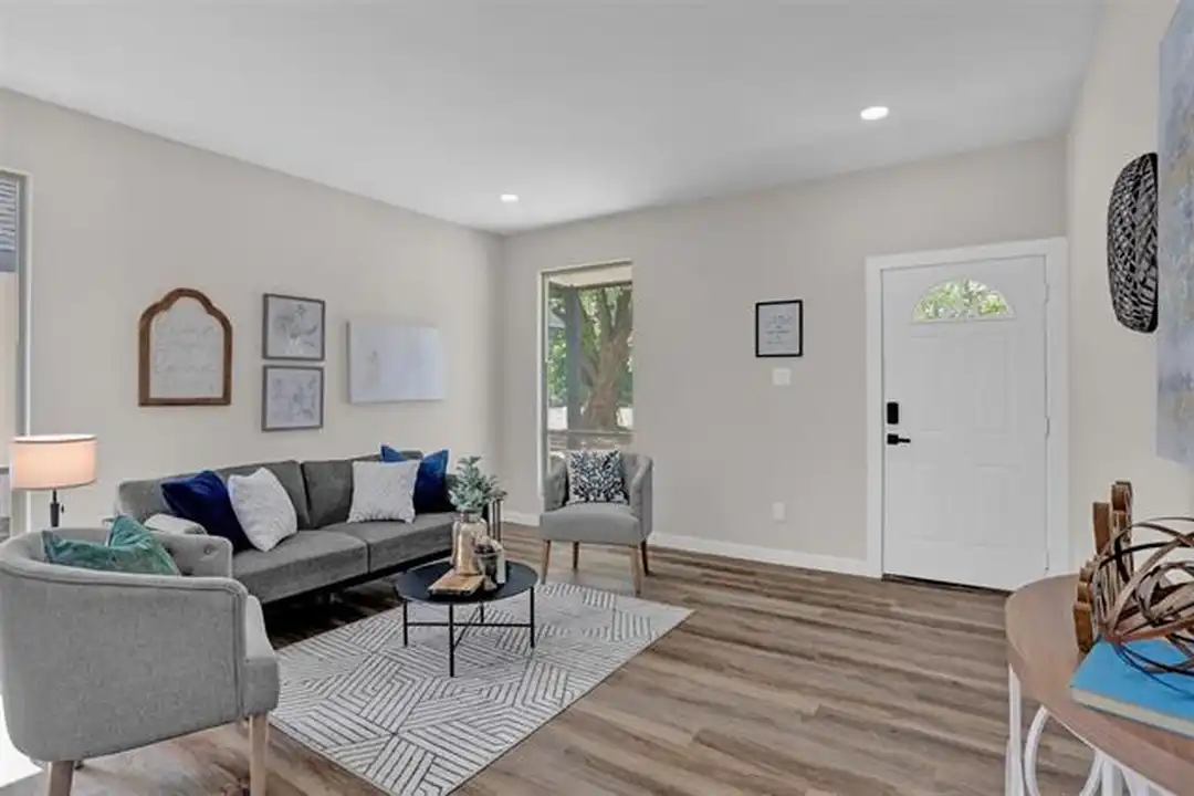 705 E Hanna St - View 4