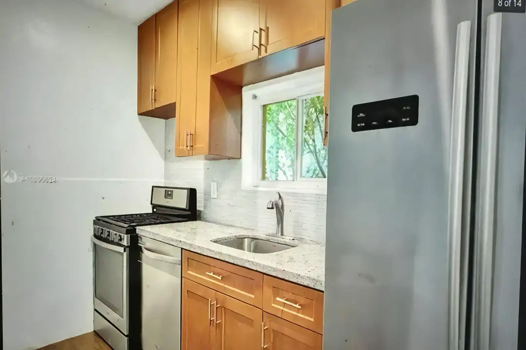 9065 Harding Ave unit D - 2 - View 5