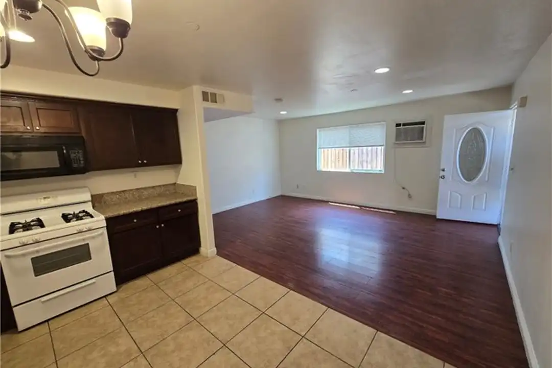 House in Los Angeles, Broadway-Manchester - View 3