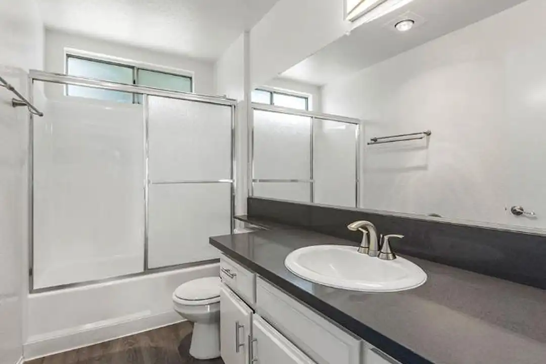 Apartment in Sherman Oaks - More