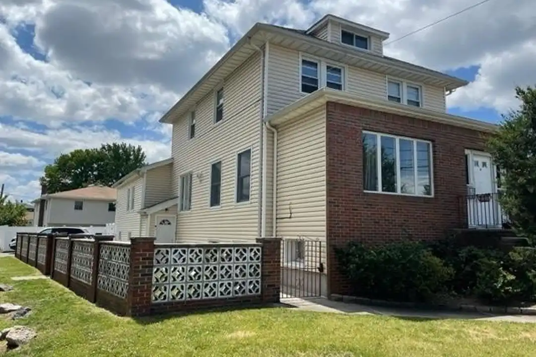 236 Franklin St #1 – photo 1