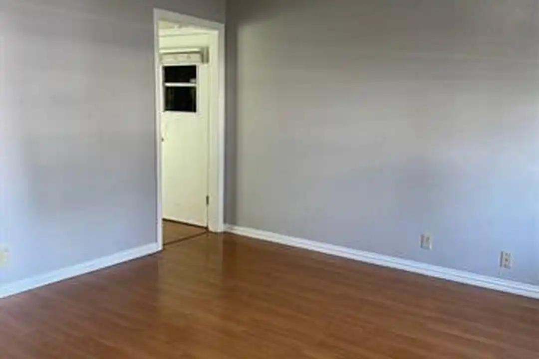 1004 Oakwood Dr - More