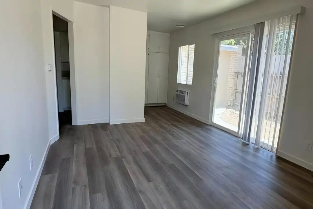 516 E Oak St - View 4