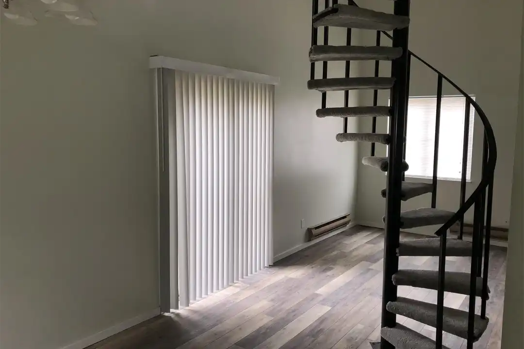 532 Valley Dr – photo 1 of 6