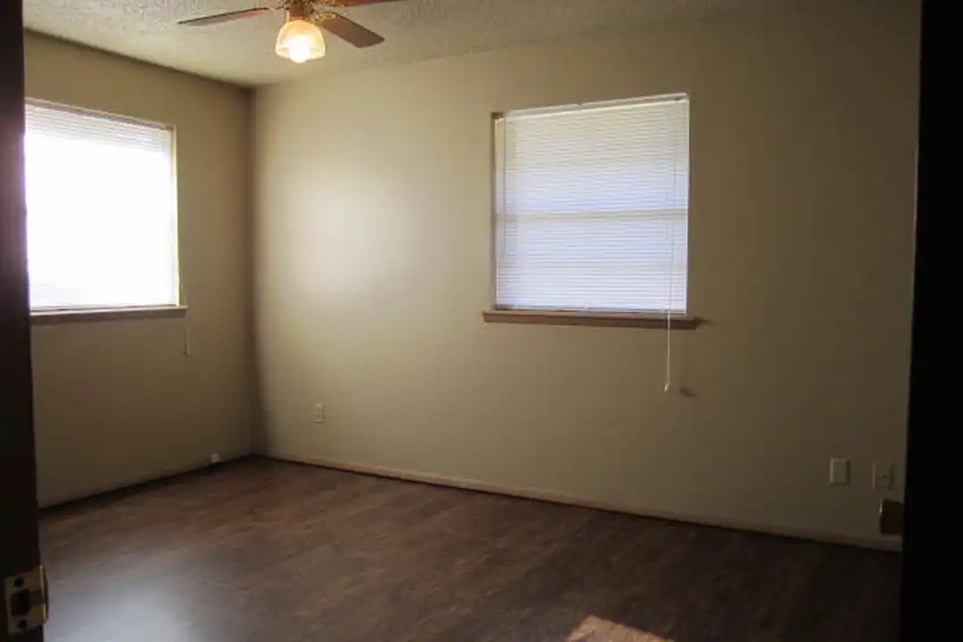 8313 NW 37th St - View 5