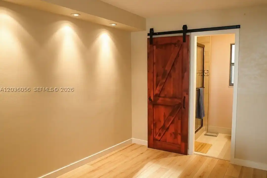 Apartment in Coral Gables - View 2