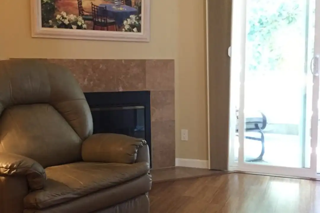 7415 Charmant Dr – pohled 4