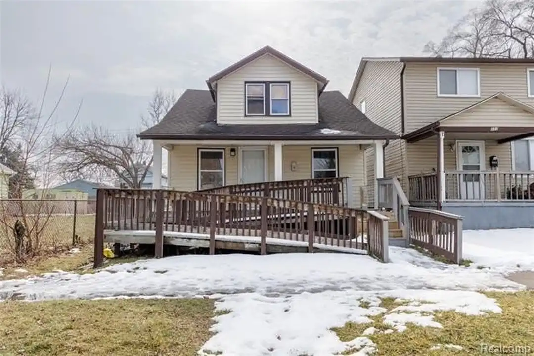 107 W Hayes Ave – photo 1 of 13