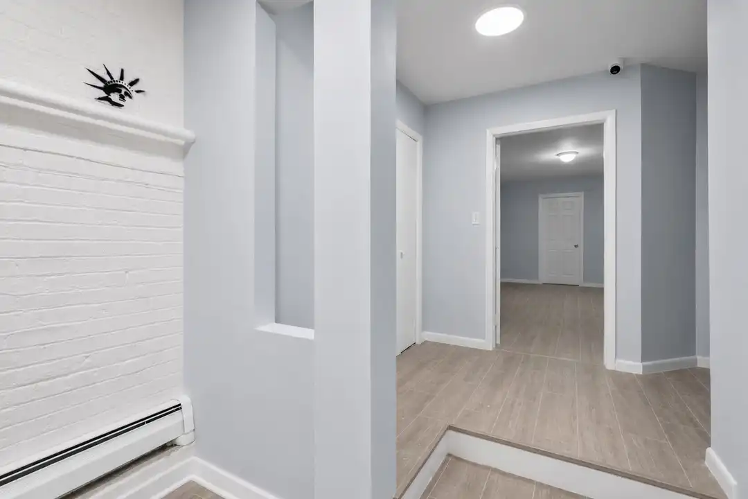 Apartment in Union City - View 3