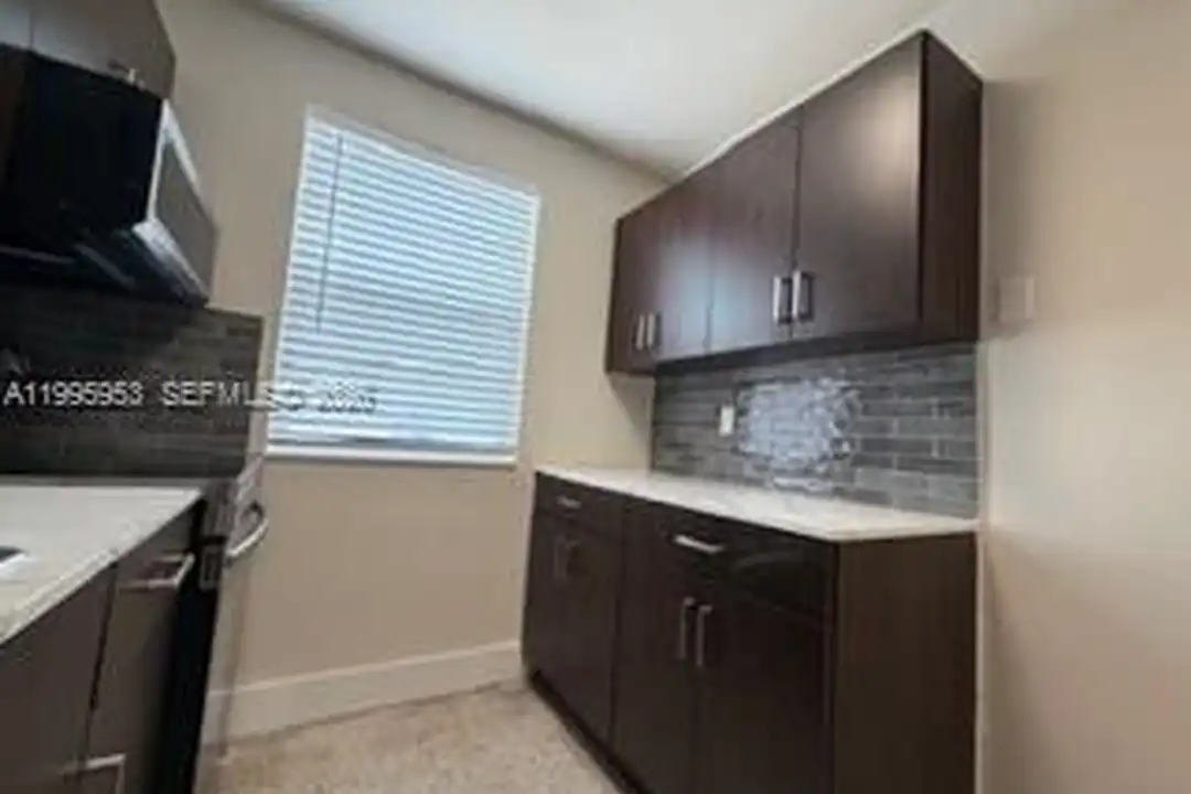 1607 NW 16th Ave #1 - More