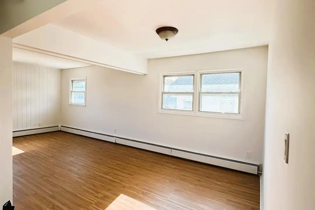 131 Roslyn Rd #1ST – photo 1 of 17