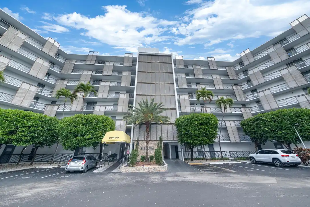 20400 W Country Club Dr unit 610 - More