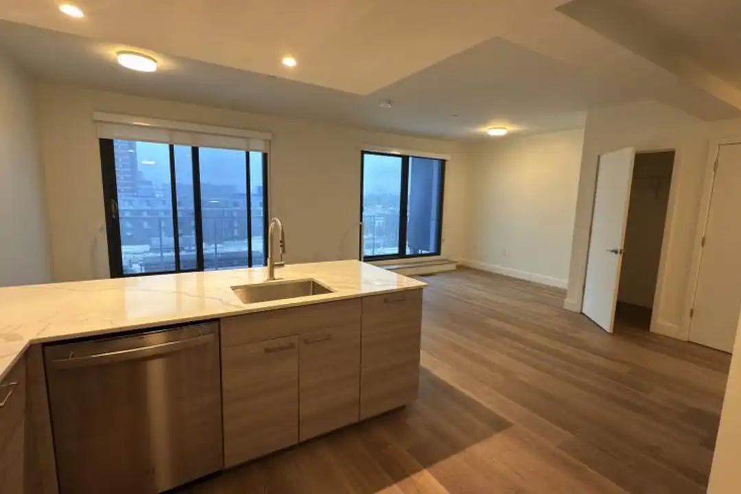 1077 Commonwealth Ave – další