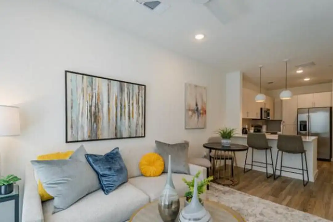 2197 N Shepherd Dr – photo 1