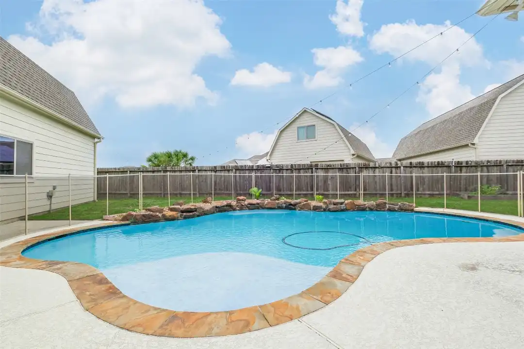 House in Manvel - More