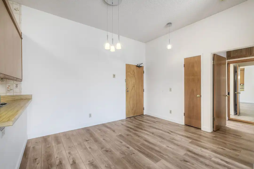 8328 Regents Rd unit # 3E – další