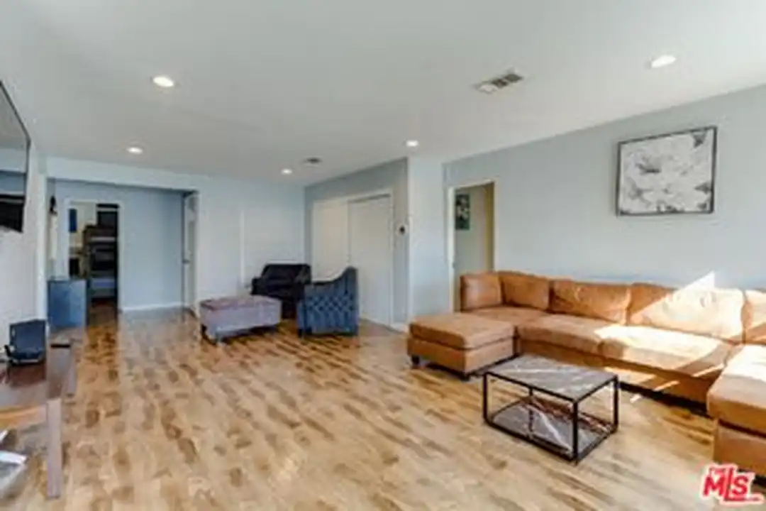 7858 Jamieson Ave - View 4