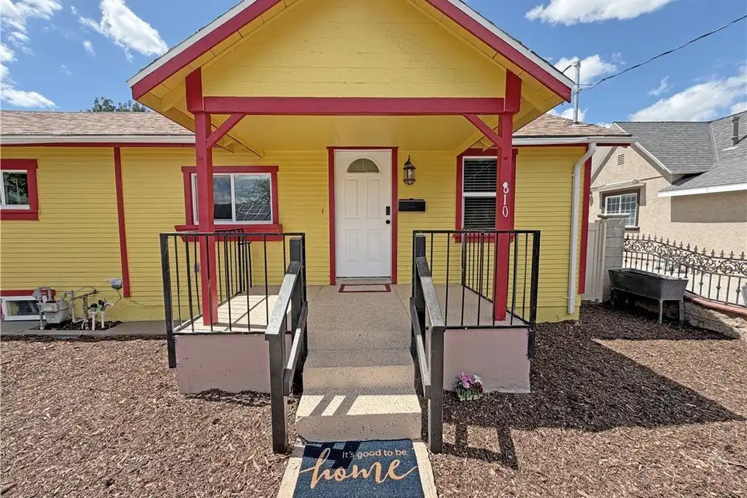 House in Corona - View 2