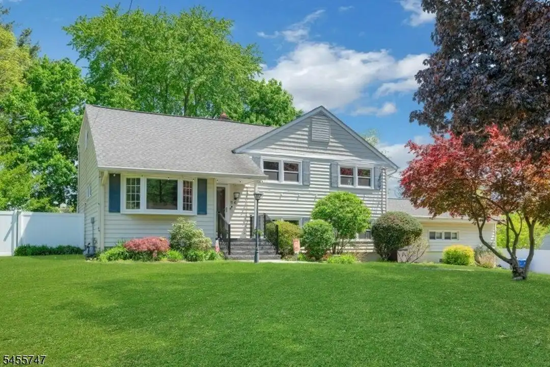 15 Maxine Dr – photo 1