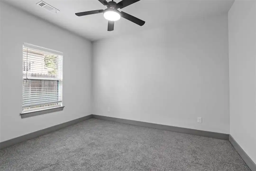 405 W Hull St - More