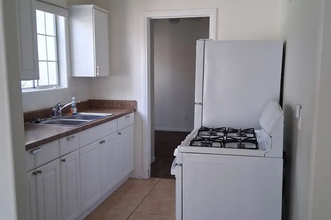 Apartment in Long Beach - View 2