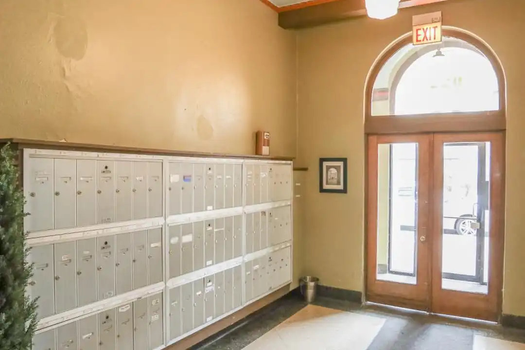922 W Eastwood Ave - More