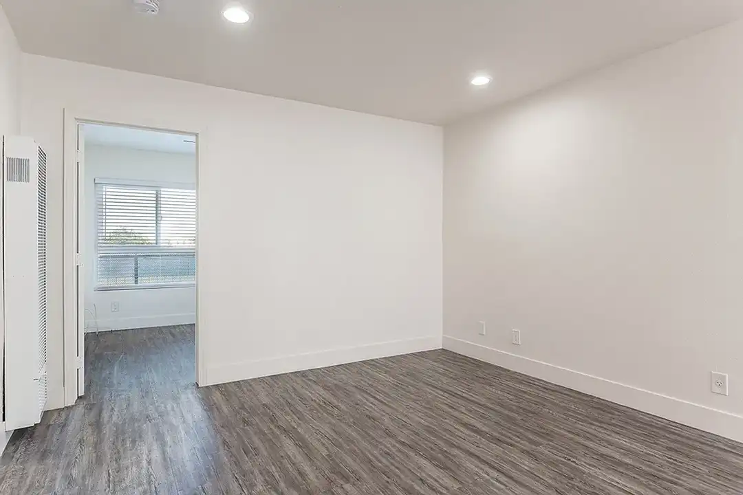 Laurel Pointe Apartments - View 5