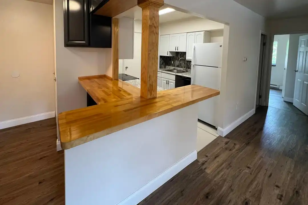 Colonial Oaks Apartments – photo 1 of 19