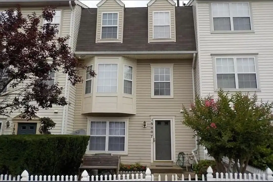 House in Germantown - View 3