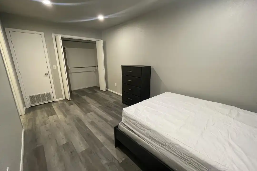 Apartment in Plainview - View 5