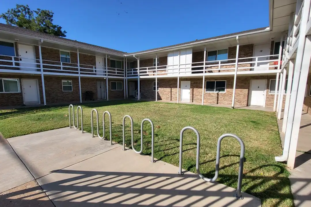 301 N University Dr unit 4 – photo 1 of 13