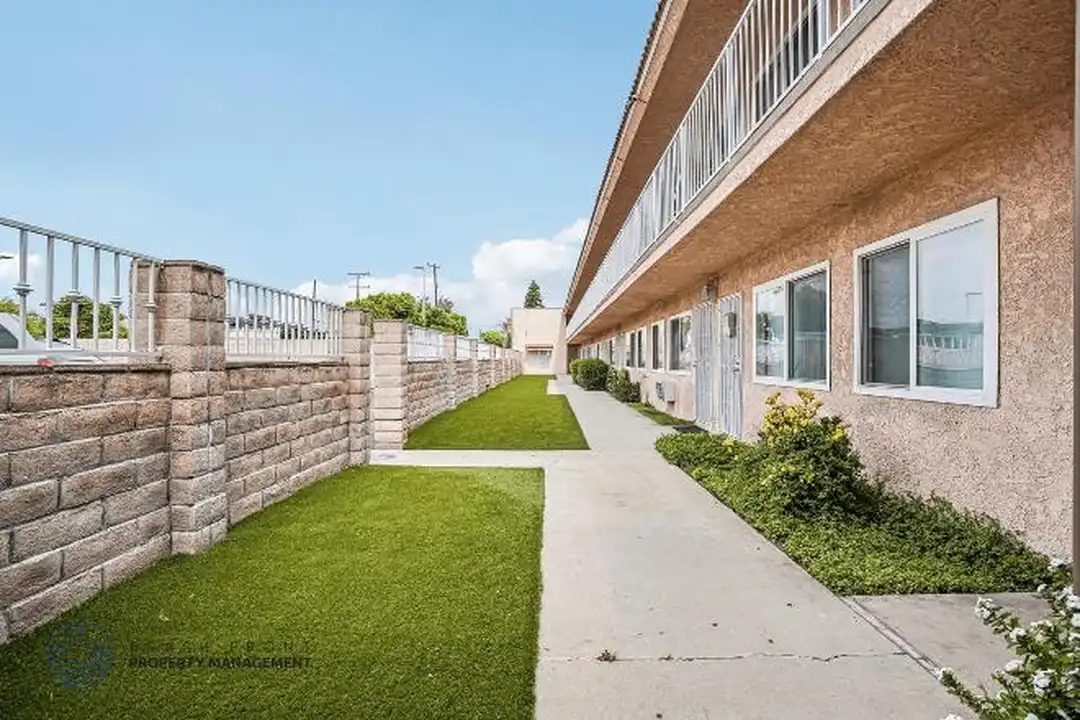 11100 Pangborn Ave - View 6