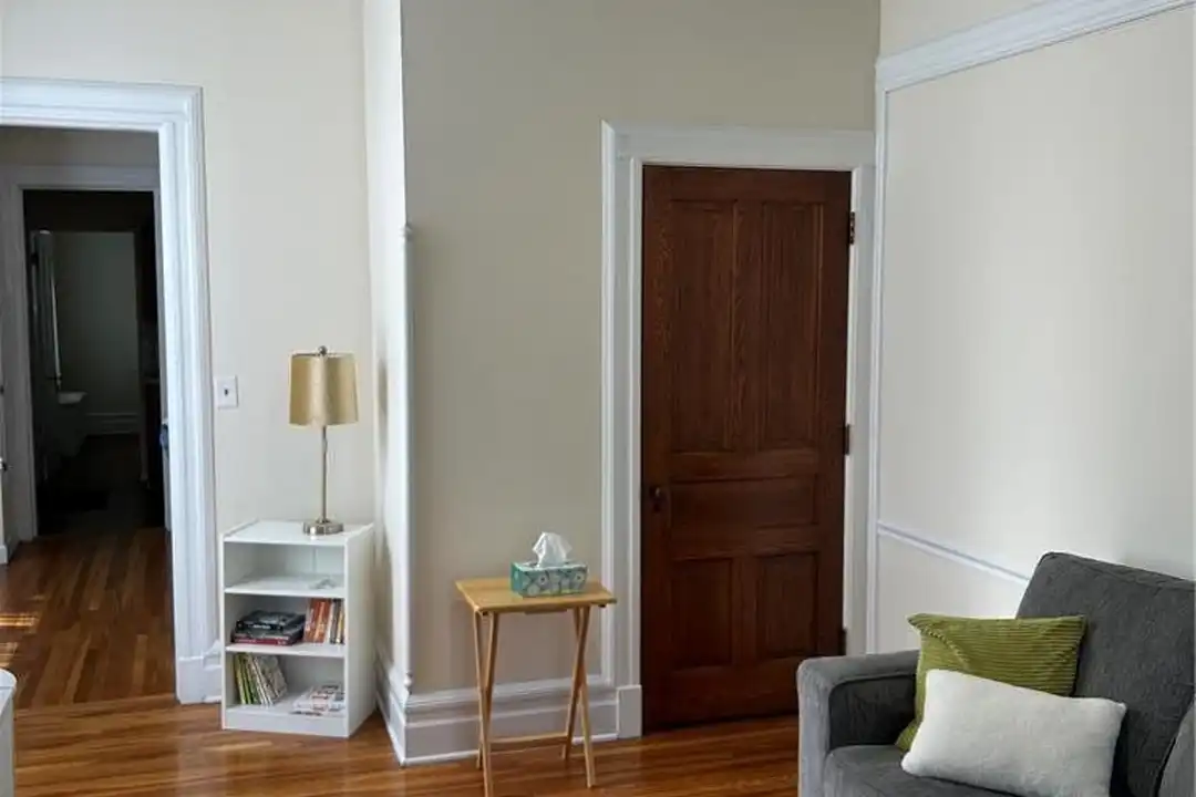 210 E Goepp St - More