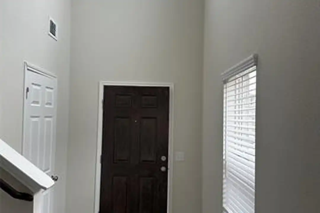 320 Glenwick Ln - View 4
