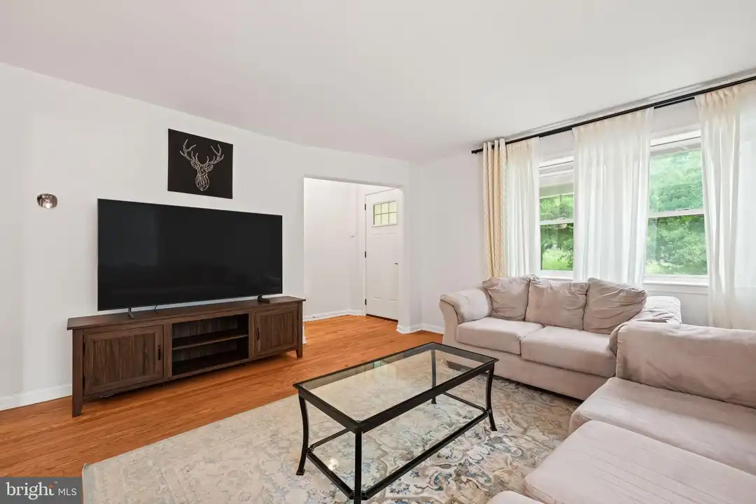 139 Hawaii Ave NE - View 3