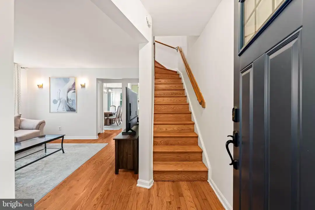 139 Hawaii Ave NE - View 2
