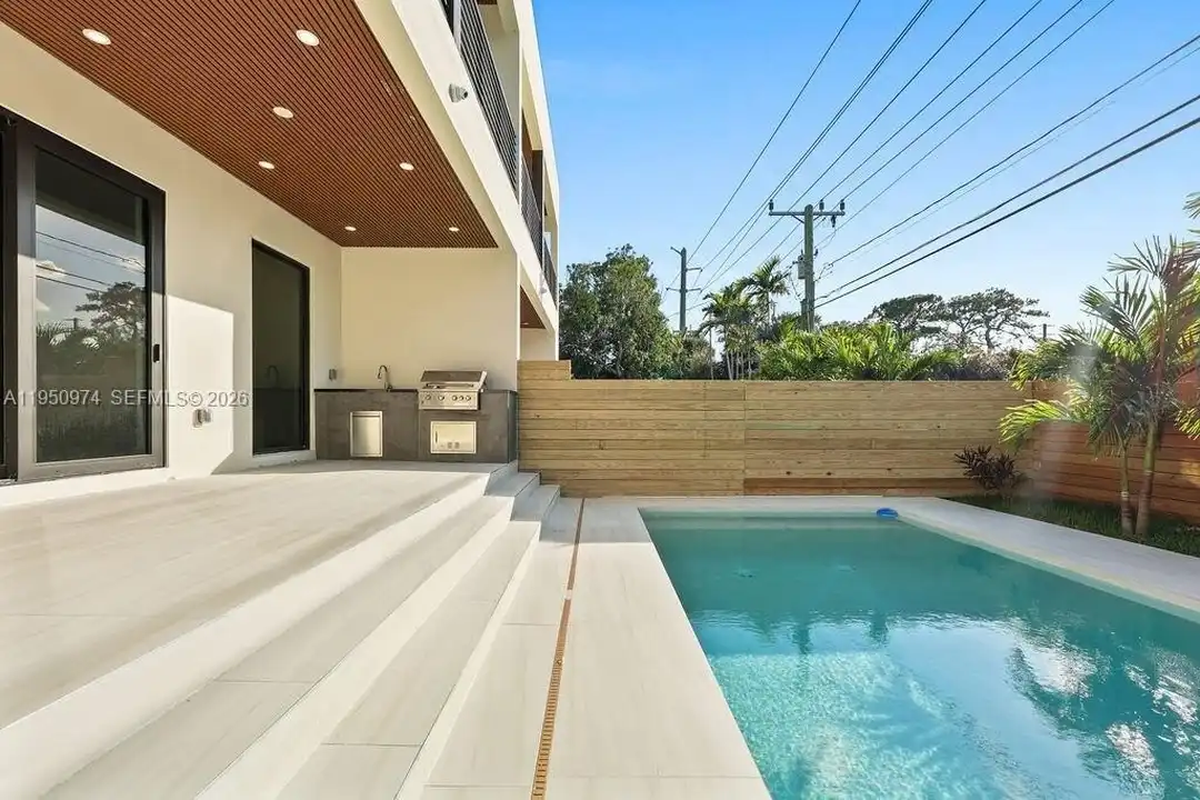 1321 NE 13th Ave - View 4