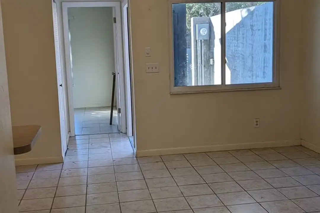 2848 SW 39th Ave - View 5