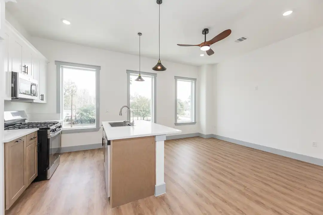 704 S 1st St - View 2