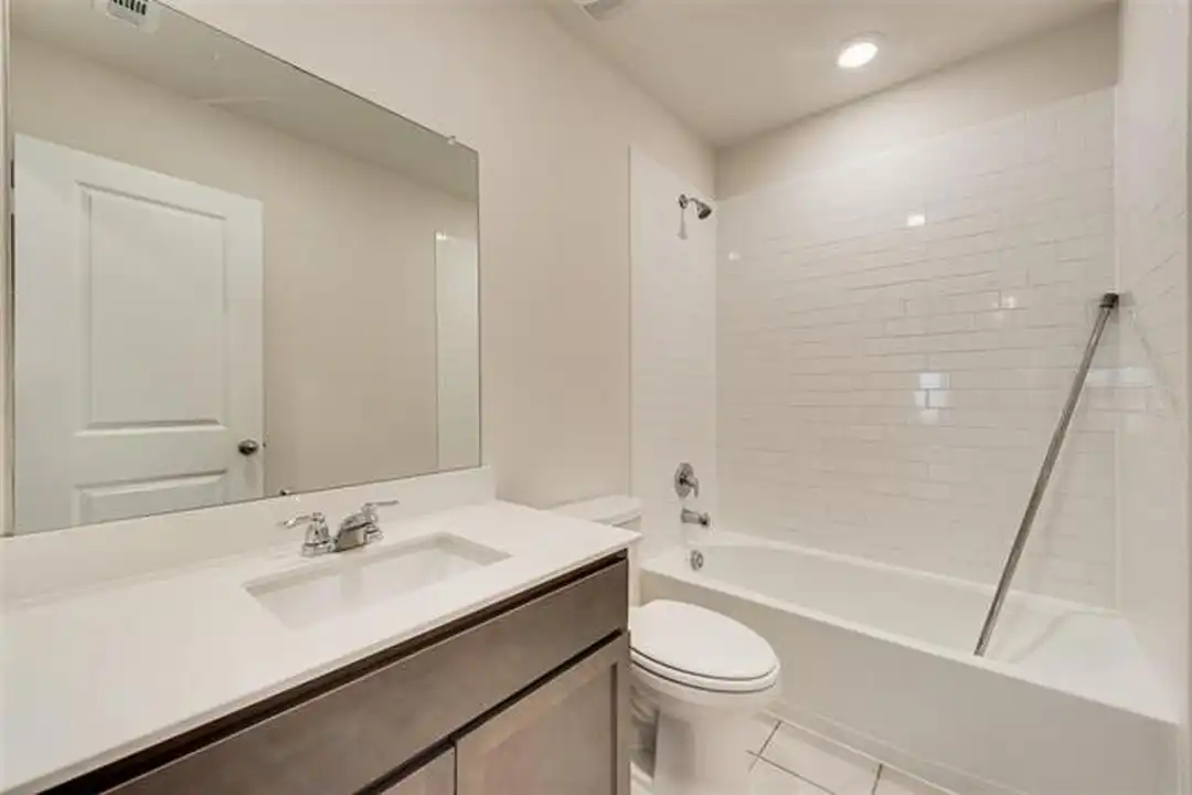4016 Huntington Dr - More