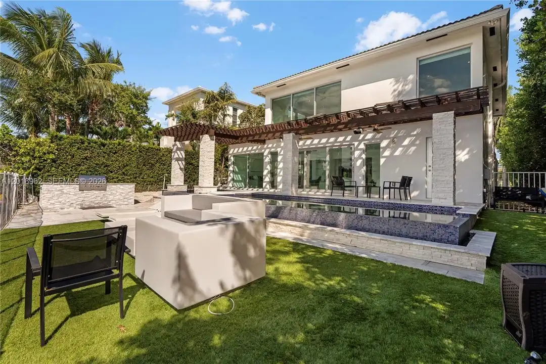 9380 Bay Dr - View 4