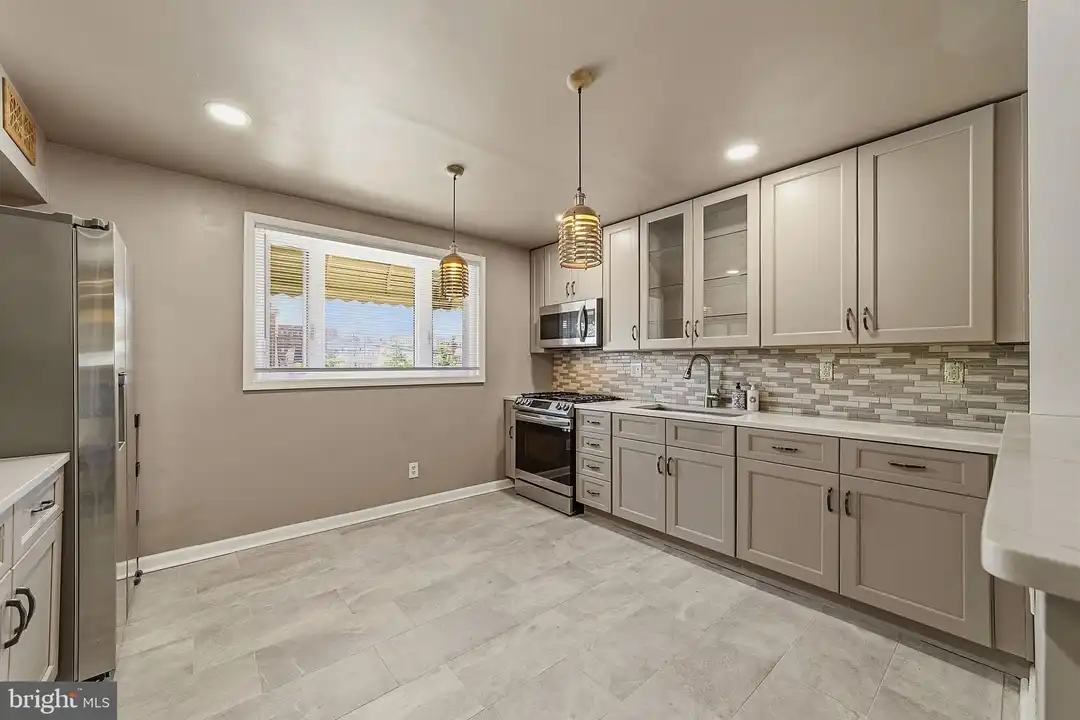 1135 W Thompson St - View 6