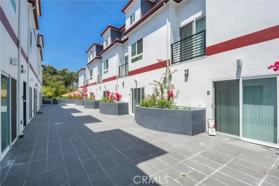 Apartment in Los Angeles - View 4