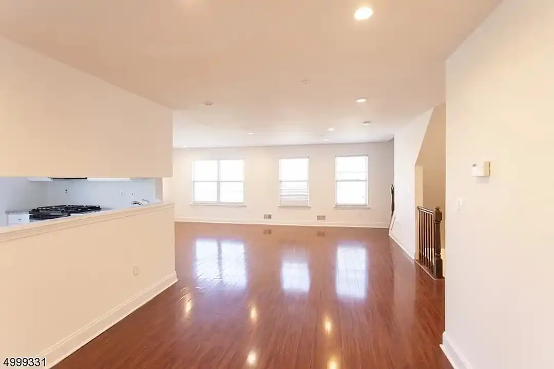 Apartment in Newark - View 3