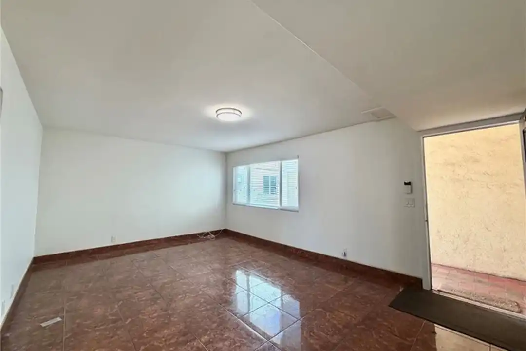 1477 W 20th St unit 7 - View 3